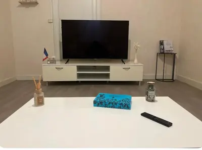 Télévision ou salle de divertissement dans l'établissement Maison