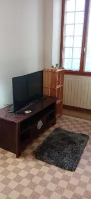 Télévision ou salle de divertissement dans l'établissement La maison paisible au village