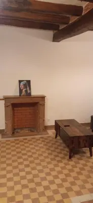 Télévision ou salle de divertissement dans l'établissement La maison paisible au village