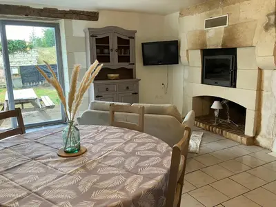 Télévision ou salle de divertissement dans l'établissement Charmante maison atypique