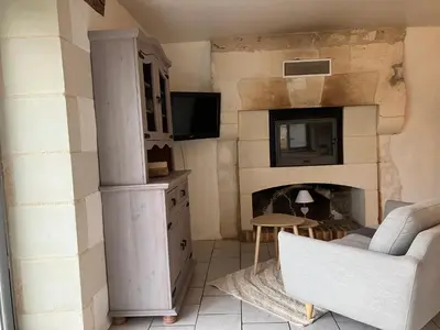 Télévision ou salle de divertissement dans l'établissement Charmante maison atypique