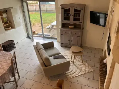 Télévision ou salle de divertissement dans l'établissement Charmante maison atypique