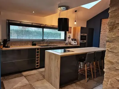 Cuisine ou kitchenette dans l'établissement Maison 9 personnes pour les événements sportifs