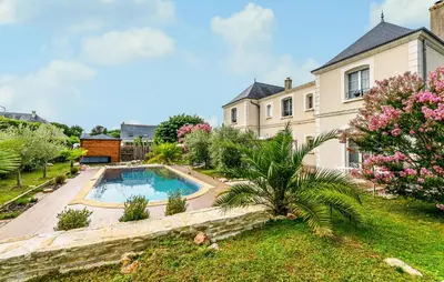 Piscine de l'établissement Beautiful Home In Saint-Cyr-Sur-Loire ou située à proximité