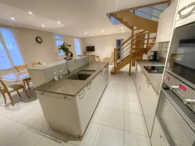 Cuisine ou kitchenette dans l'établissement Gîte élégant avec climatisation, jardin et Wi-Fi près des Châteaux et Zoo de Beauval - FR-1-491-453