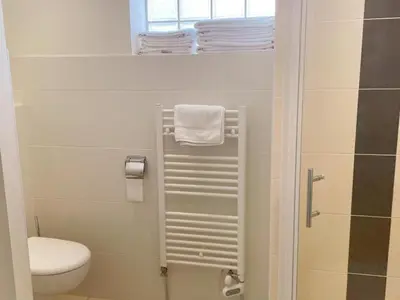 Salle de bains dans l'établissement Gîte en Val de Loire: confort, jardin, parking et WiFi inclus - FR-1-491-452