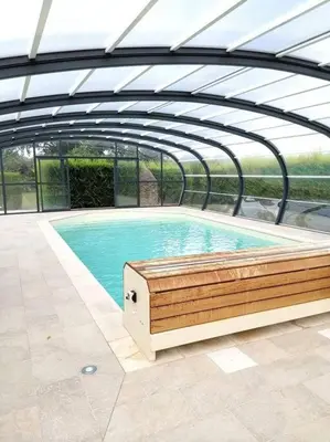 Piscine de l'établissement À la campagne proche du Mans ou située à proximité