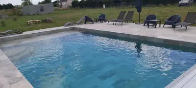 Piscine de l'établissement Domaine du Saugé ou située à proximité