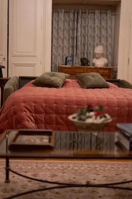 Coin salon dans l'établissement Château des Archevêques avec parc dans un village