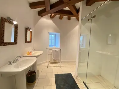 Salle de bains dans l'établissement Château des Archevêques avec parc dans un village