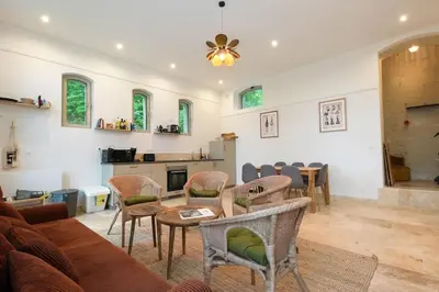 Coin salon dans l'établissement Magnifiques Ecuries juste rénovées - Domaine de la Mulotière