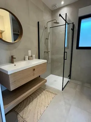 Salle de bains dans l'établissement Lodge autour du golf Ardree