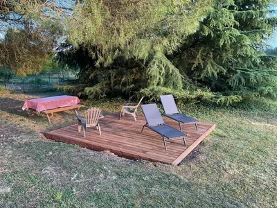 Jardin de l'établissement Des Roux et des Pious Suite de 35 à 60 m2 et 3 chambres pour groupe de 2 à 6 personnes