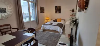 Un ou plusieurs lits dans un hébergement de l'établissement appartement central chez Eric N4