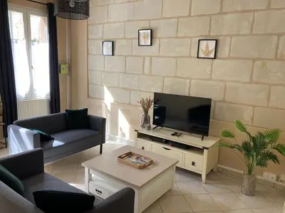 Télévision ou salle de divertissement dans l'établissement Le logis des diligences - Vue sur le château