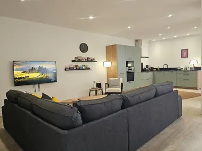 Coin salon dans l'établissement Belle Maison Loft patio jacuzzi clim Tours