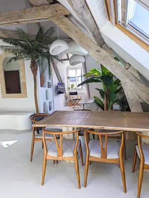 Coin salon dans l'établissement Jungle's Tours Une Oasis en Plein Cœur de la Ville