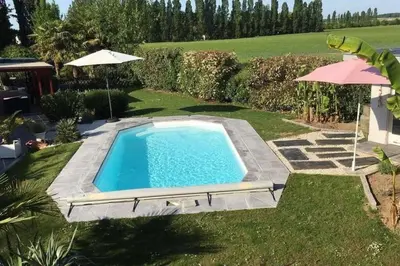 Piscine de l'établissement Le chalet sous les arbres ou située à proximité