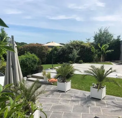 Jardin de l'établissement Le chalet sous les arbres