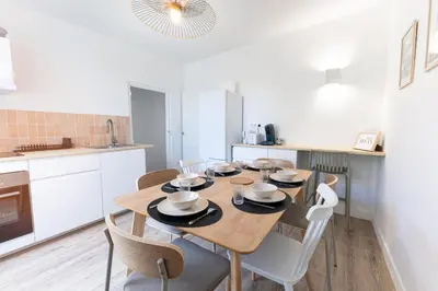 Cuisine ou kitchenette dans l'établissement La Mancelle - 6 Personnes - Plein cœur du Mans