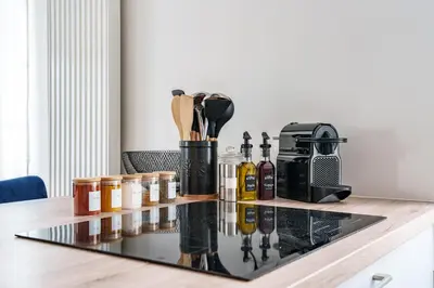 Cuisine ou kitchenette dans l'établissement Le Grand Colbert - By PrestiPlace