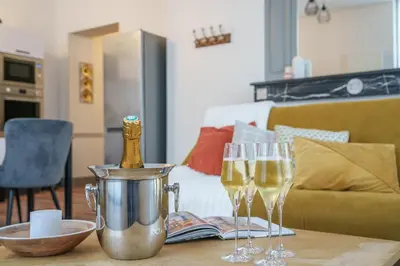 Cuisine ou kitchenette dans l'établissement La Plume de Colbert - By PrestiPlace