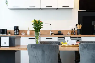 Cuisine ou kitchenette dans l'établissement La Plume de Colbert - By PrestiPlace