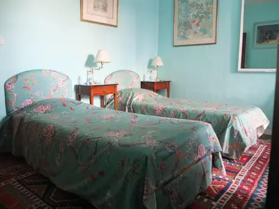 Un ou plusieurs lits dans un hébergement de l'établissement Gîte historique au château de charme proche du Mans - FR-1-410-453