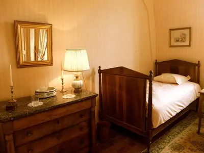 Un ou plusieurs lits dans un hébergement de l'établissement Gîte historique au château de charme proche du Mans - FR-1-410-453