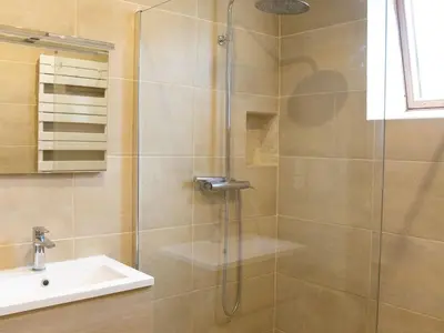 Salle de bains dans l'établissement Gîte historique au château de charme proche du Mans - FR-1-410-453