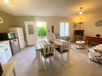 Cuisine ou kitchenette dans l'établissement Gîte charmant à Montbazon avec terrasse, jardin et parking - FR-1-381-599