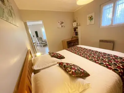 Un ou plusieurs lits dans un hébergement de l'établissement Gîte charmant à Montbazon avec terrasse, jardin et parking - FR-1-381-599