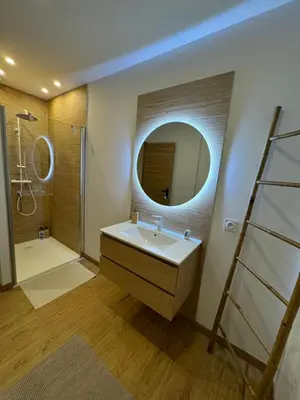 Salle de bains dans l'établissement Le Cocon du Paradis à 4 min du Zoo de Beauval