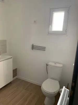 Salle de bains dans l'établissement Les Chalets du Mancel Chalet Maïka -Bouleries Jump - 24h du Mans