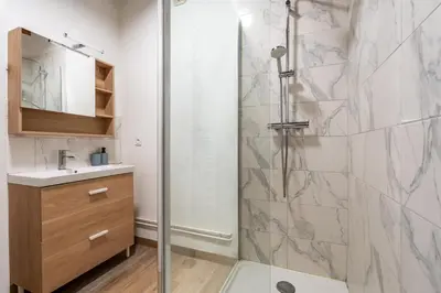 Salle de bains dans l'établissement La Grande Vadrouille - 8 personnes en hyper centre