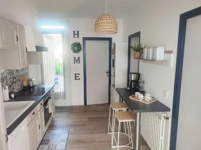 Cuisine ou kitchenette dans l'établissement Maison à 800 m du circuit des 24H du Mans