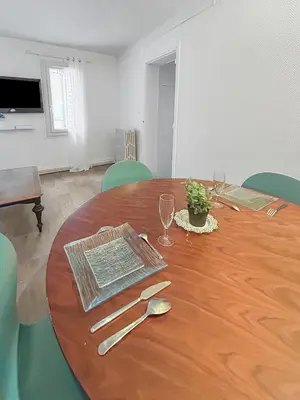 Télévision ou salle de divertissement dans l'établissement Moderne et Cosy au coeur de Tours