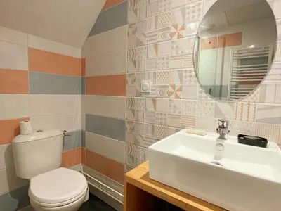 Salle de bains dans l'établissement Gîte de charme en Touraine avec jardin, proche châteaux de la Loire - FR-1-381-598