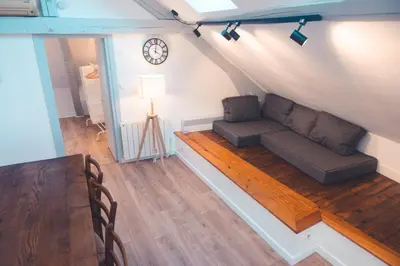 Coin salon dans l'établissement Le Nid dAigle - Spacieux logement sous les toits