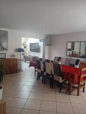 Télévision ou salle de divertissement dans l'établissement Maison proche du circuit des 24h du Mans