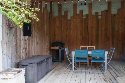 Télévision ou salle de divertissement dans l'établissement Maison centre Bourgueil avec piscine 8 p