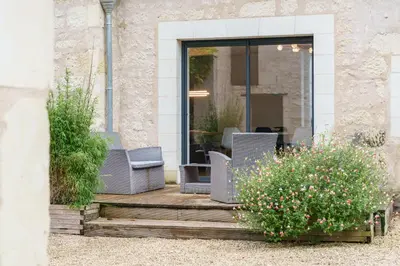 Jardin de l'établissement Maison centre Bourgueil avec piscine 8 p