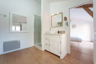Salle de bains dans l'établissement Maison centre Bourgueil avec piscine 8 p