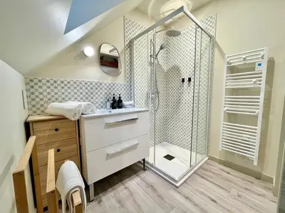 Salle de bains dans l'établissement Pavillon d'entrée du Château