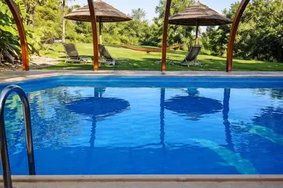 Piscine de l'établissement Les Paillotes de la Haute Mazère ou située à proximité