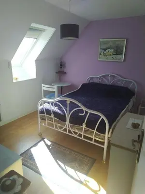 Un ou plusieurs lits dans un hébergement de l'établissement Chambre en maison chez l habitant