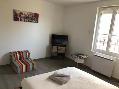 Télévision ou salle de divertissement dans l'établissement Grande chambre côté jardin