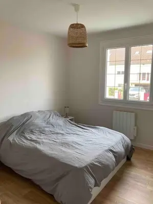 Un ou plusieurs lits dans un hébergement de l'établissement Maison 3ch avec garage