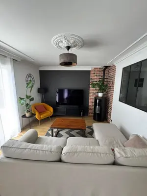 Télévision ou salle de divertissement dans l'établissement Maison 3ch avec garage