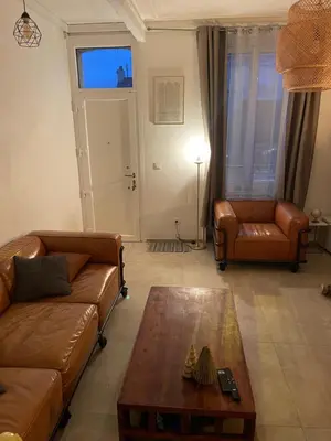 Coin salon dans l'établissement Maison de ville avec jardin